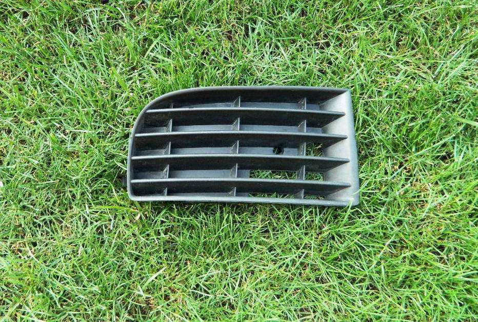 Grila proiector VW Golf 5 cod 1K0853666