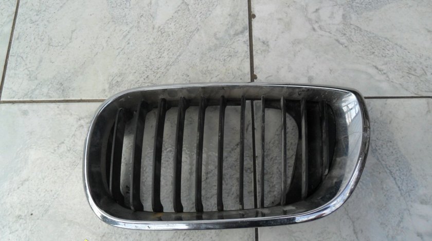 Grila radiator BMW E46 (urechi rupte)