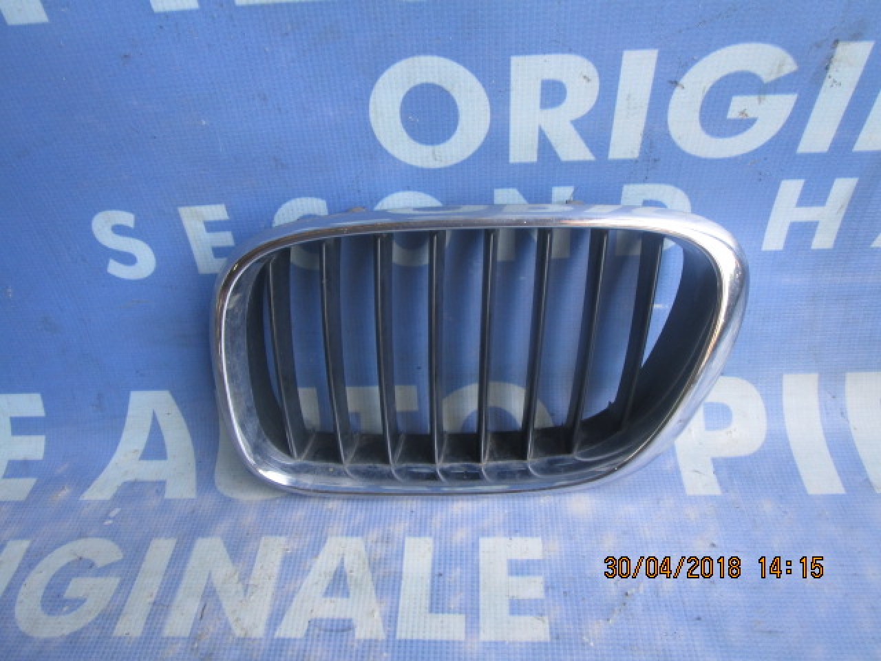 Grila radiator BMW E53 X5 2003; cod: 8247673 (urechi rupte)