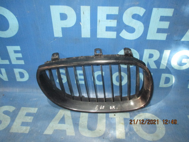 Grila radiator BMW E60 2006; 7027061 // 7027062 (urechi rupte)