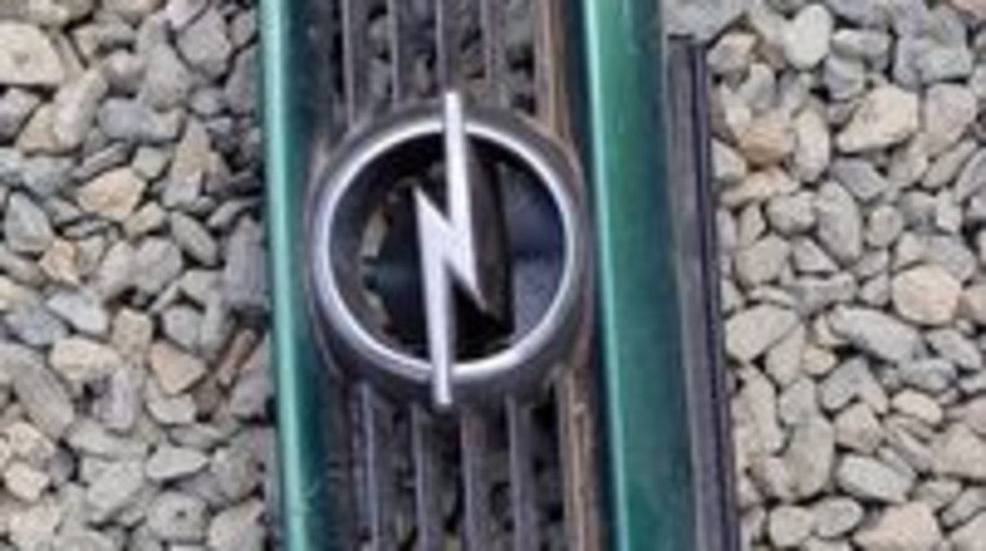 Grila radiator capota Opel Astra F