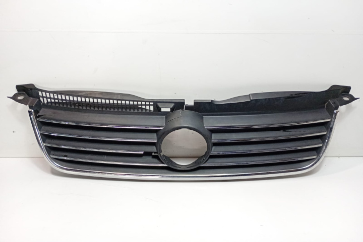 Grila radiator cu defect 3B0853651H Volkswagen VW Passat B5.5 [facelift] [2000 - 2005]