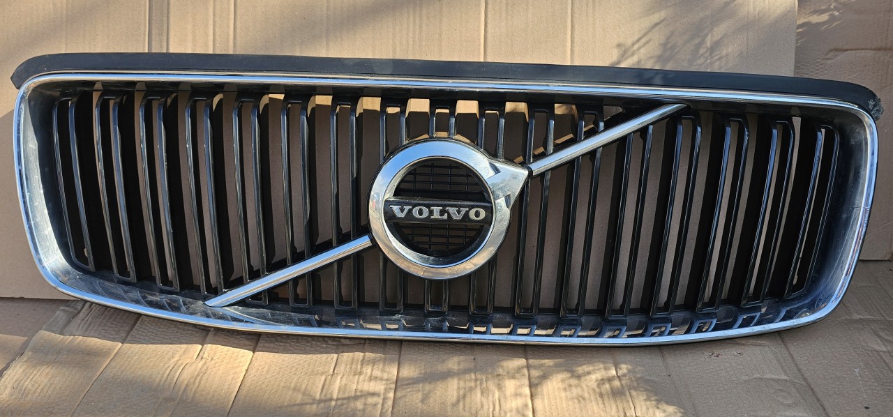 Grila radiator cu defect Volvo XC90 2015 2016 2017 2018 2019