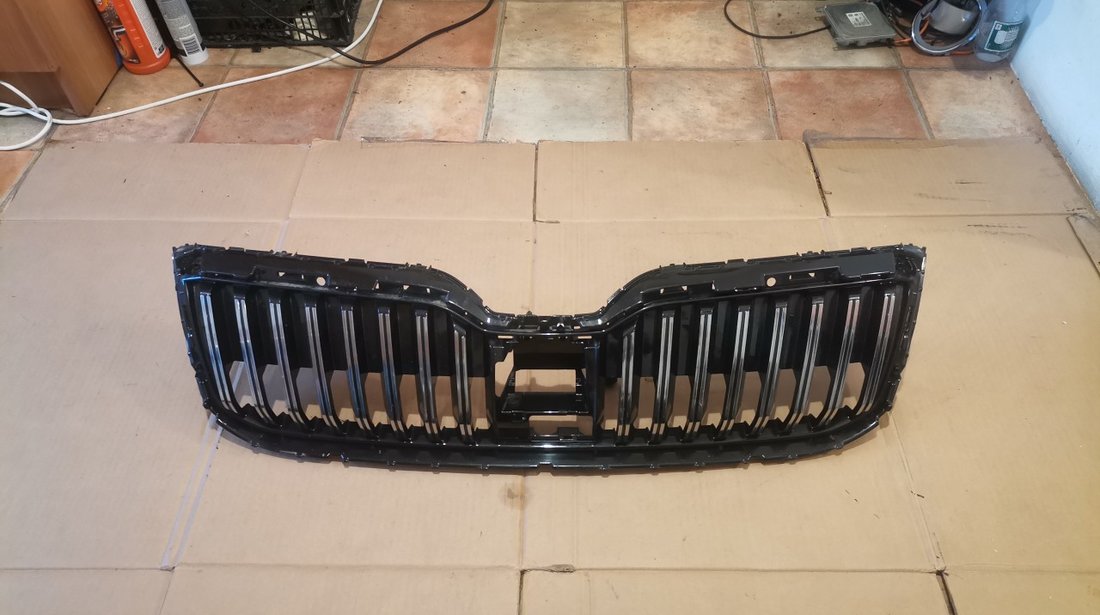 Grila radiator cu distronic Skoda Superb 3 Facelift (2016-2020) cod 3V0853653G, 3V0853653K