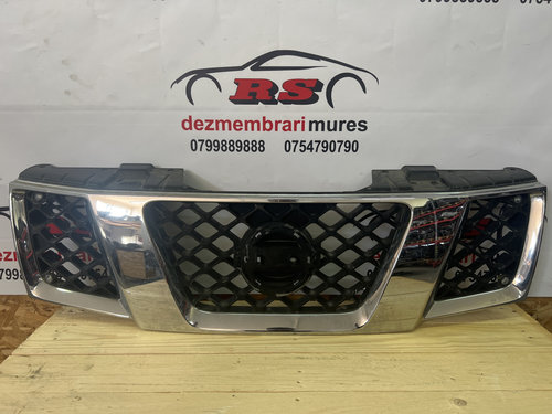 Grila radiator cu emblema Navara D40 argintiu automat sedan 2006 (Piesa originala)