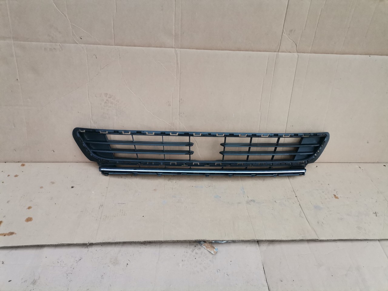 Grila radiator cu locas distronic VW Golf 7 VII (2014-2020) cod 5G0853677E