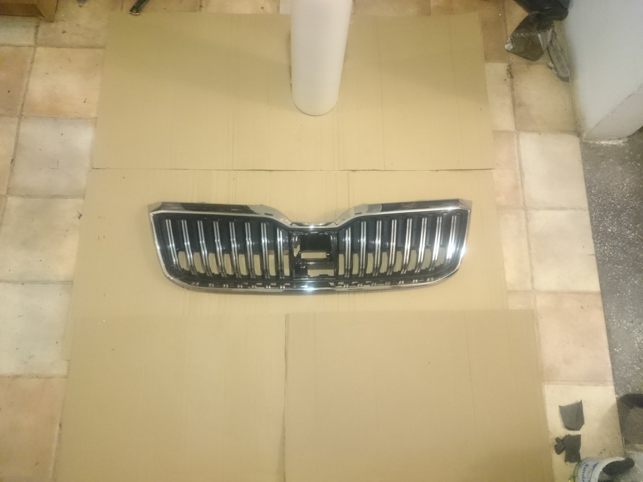Grila radiator distronic Skoda Superb 3 Facelift 2019 cod 3V0853653G