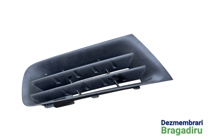 Grila radiator dreapta Cod: 8200412380 8200412380 Renault Megane 2 [facelift] [2006 - 2012] Hatchback 5-usi 1.5 dCi MT (86 hp)