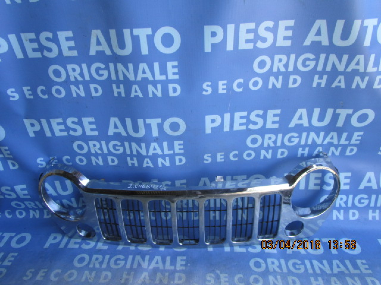 Grila radiator Jeep Cherokee ; 55156805AE (fisurata, urechi rupte)
