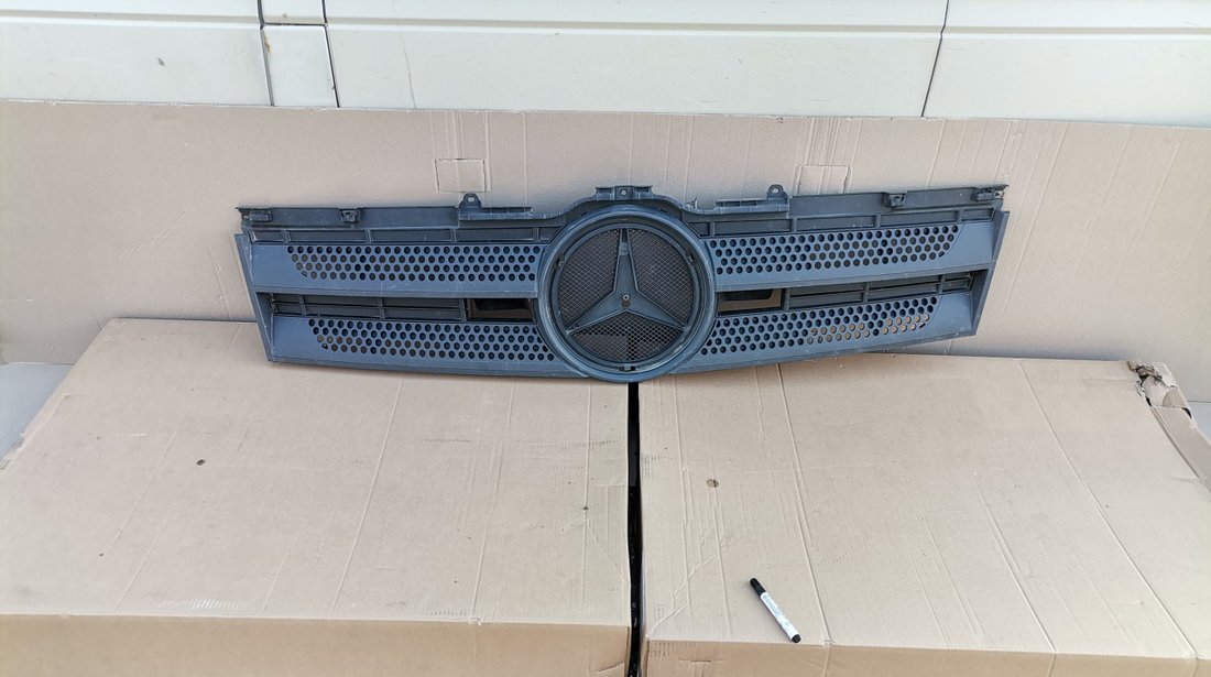 Grila radiator Mercedes Actros MP4 (2011-2019) cod A9607500318 / A9607510418