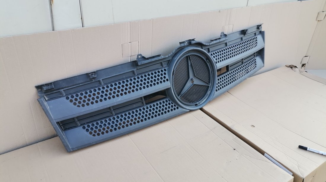 Grila radiator Mercedes Actros MP4 (2011-2019) cod A9607500318 / A9607510418