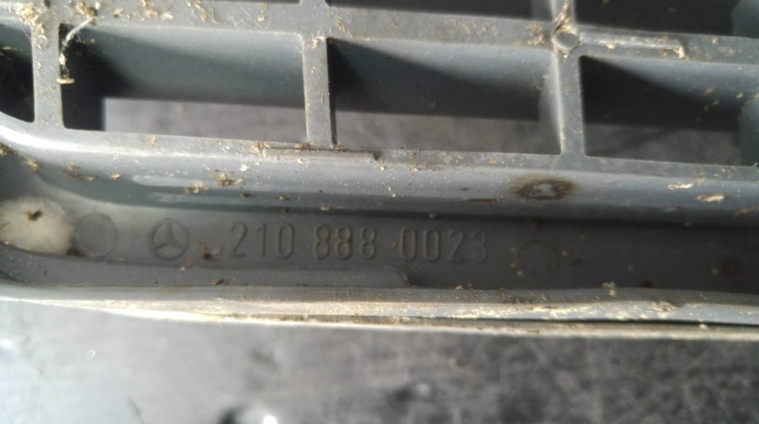 Grila radiator mercedes e-class w210 2108880023