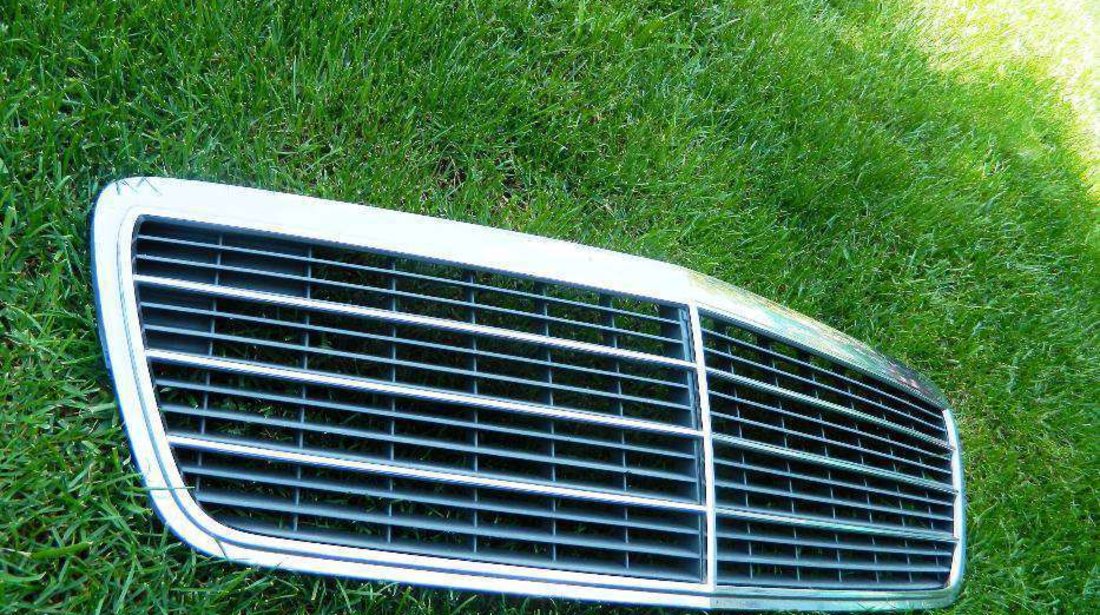 Grila radiator Mercedes E Classe W210 cod A2108800583