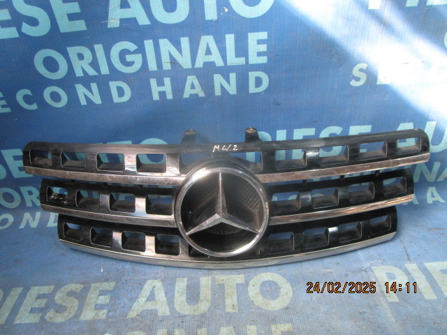 Grila radiator Mercedes M420 W164 2009; cod: A1648802085 (facelift, ureche de prindere rupta)