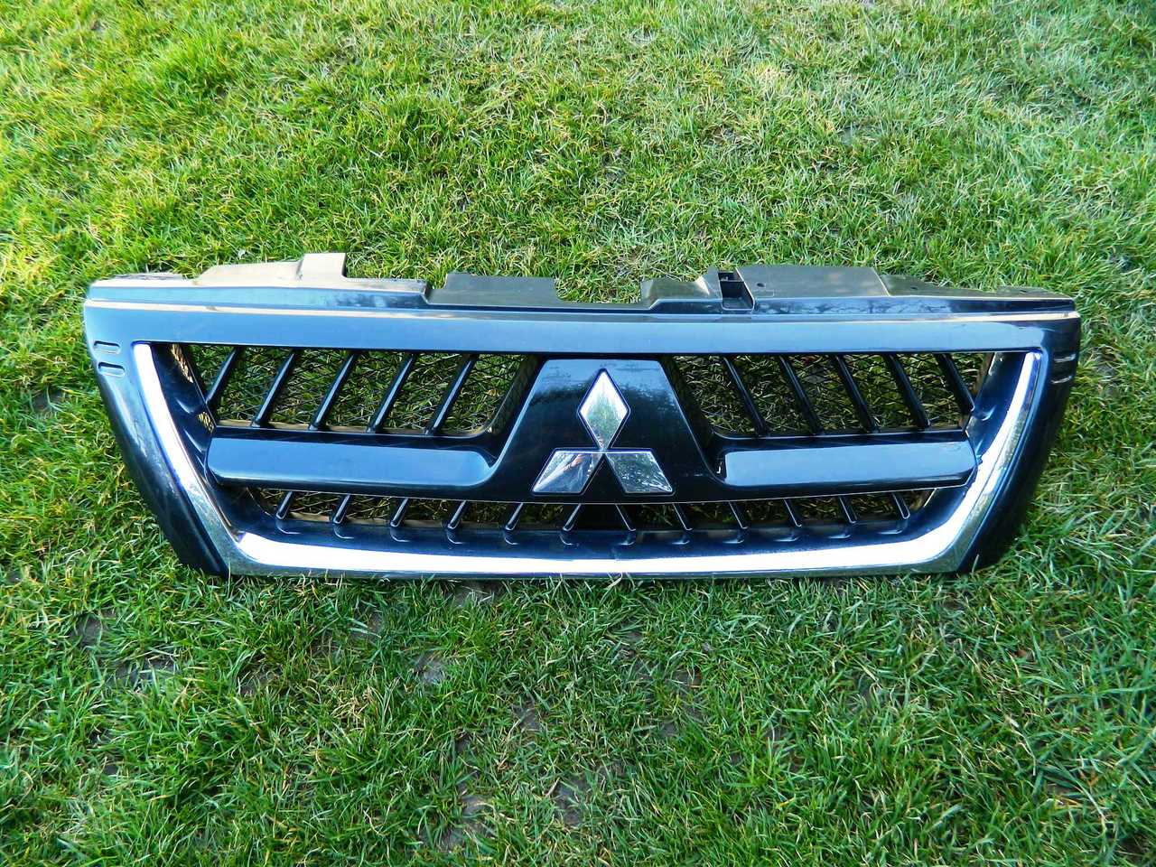 Grila radiator Mitsubishi Pajero Shogun, an 2003-2006