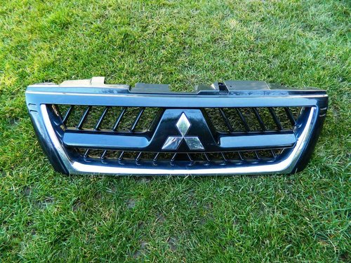 Grila radiator Mitsubishi Pajero Shogun, an 2003-2006