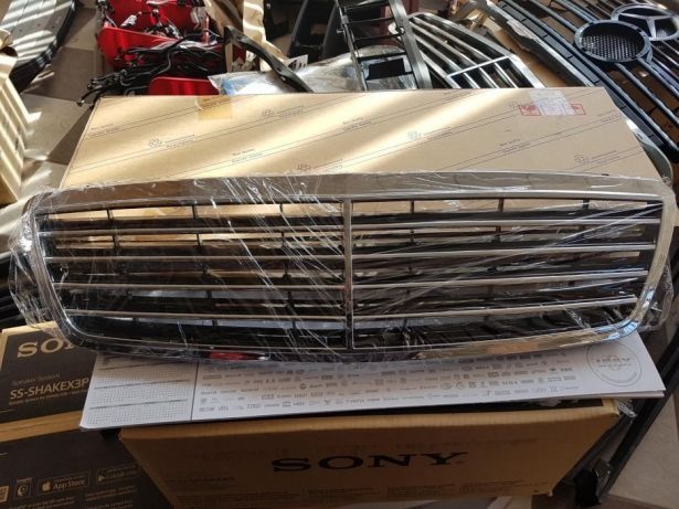 Grila radiator noua avantgarde mercedes c class w203 . Piesa noua.