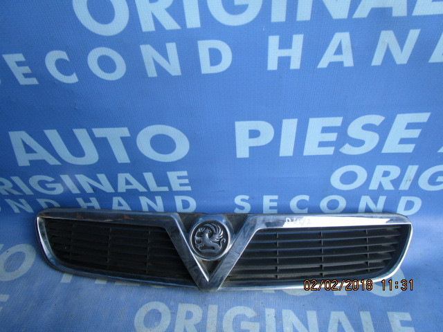Grila radiator Opel Vectra C ;  13106814 (urechi de prindere rupte)