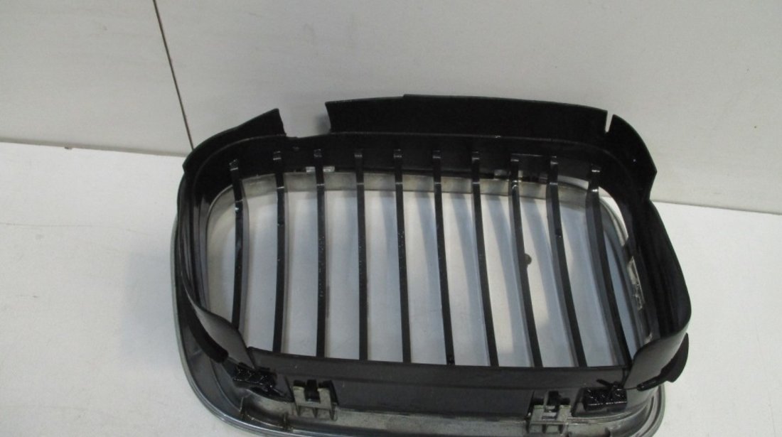 Grila radiator stanga BMW Seria 3 E46 an 2000 2001 2002 2003 2004 cod 5113-81950550