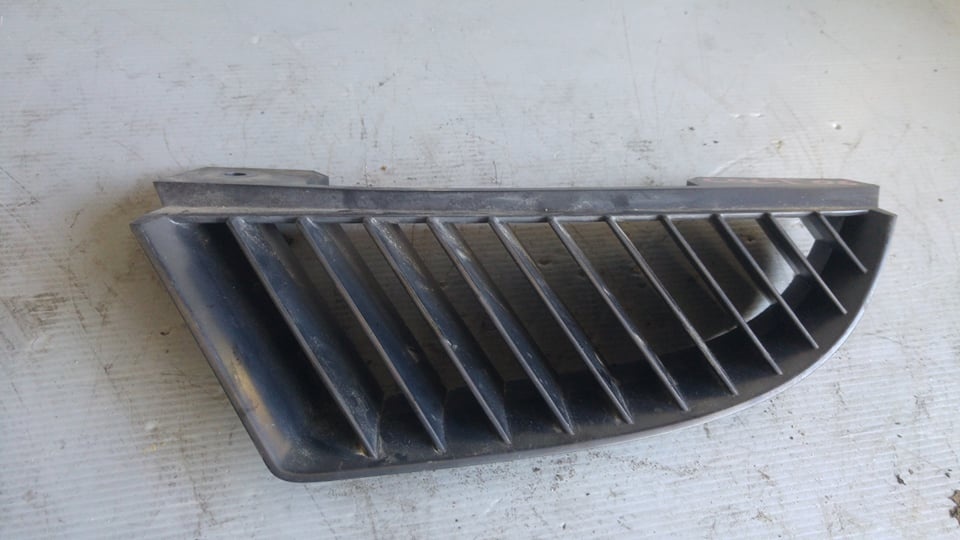 Grila radiator stanga fata mitsubishi colt 6 2006 mn127773