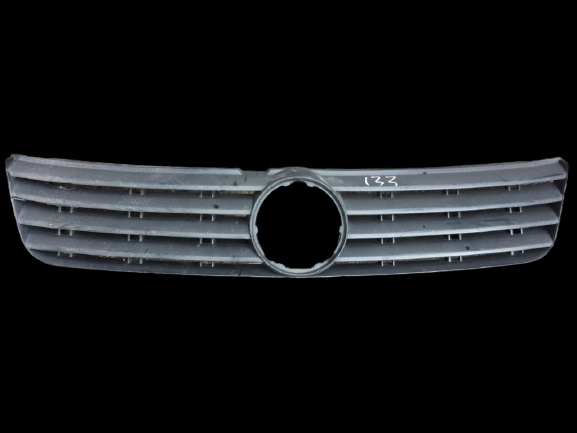 Grila radiator Volkswagen Passat B5 [1996 - 2000] Sedan 4-usi 1.8 MT (150 hp) (3B2) 1.8T 20V