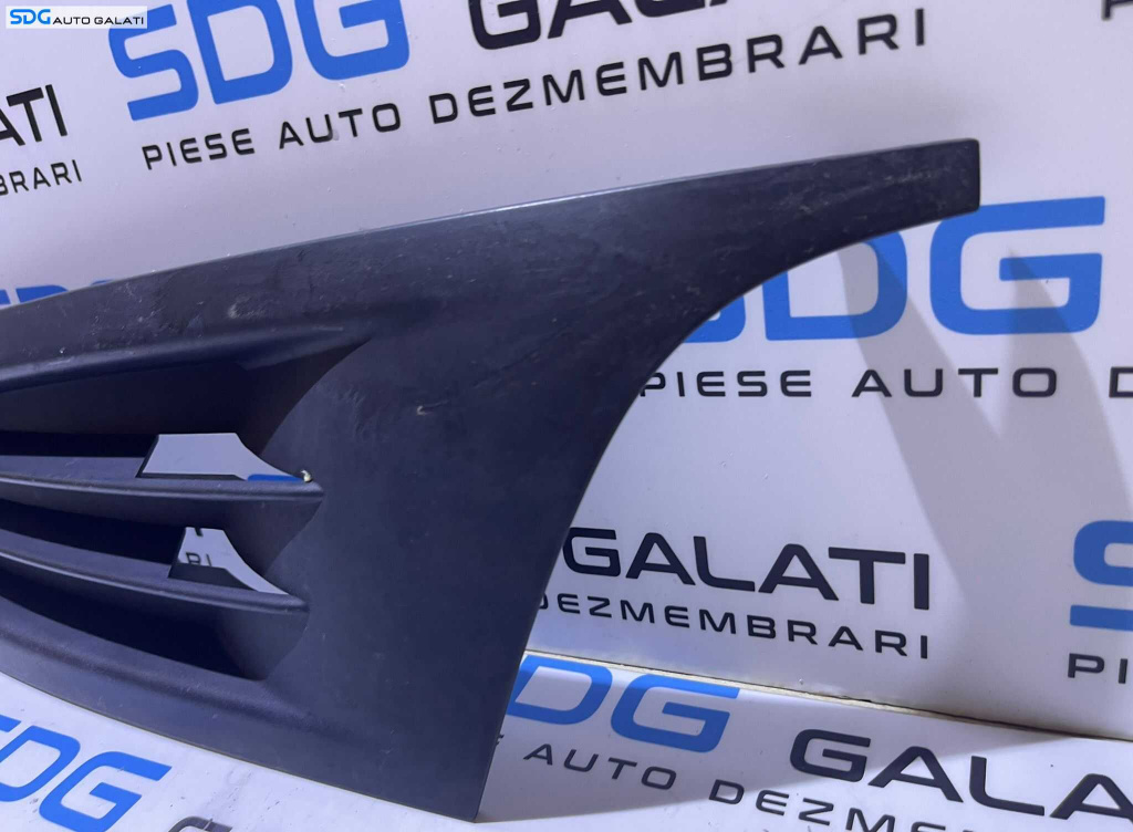 Grila Rama Ornament Capac Stanga Spoiler Bara Fata cu Urechi Rupte Volkswagen Golf 6 2008 - 2014 Cod 5K0853665A