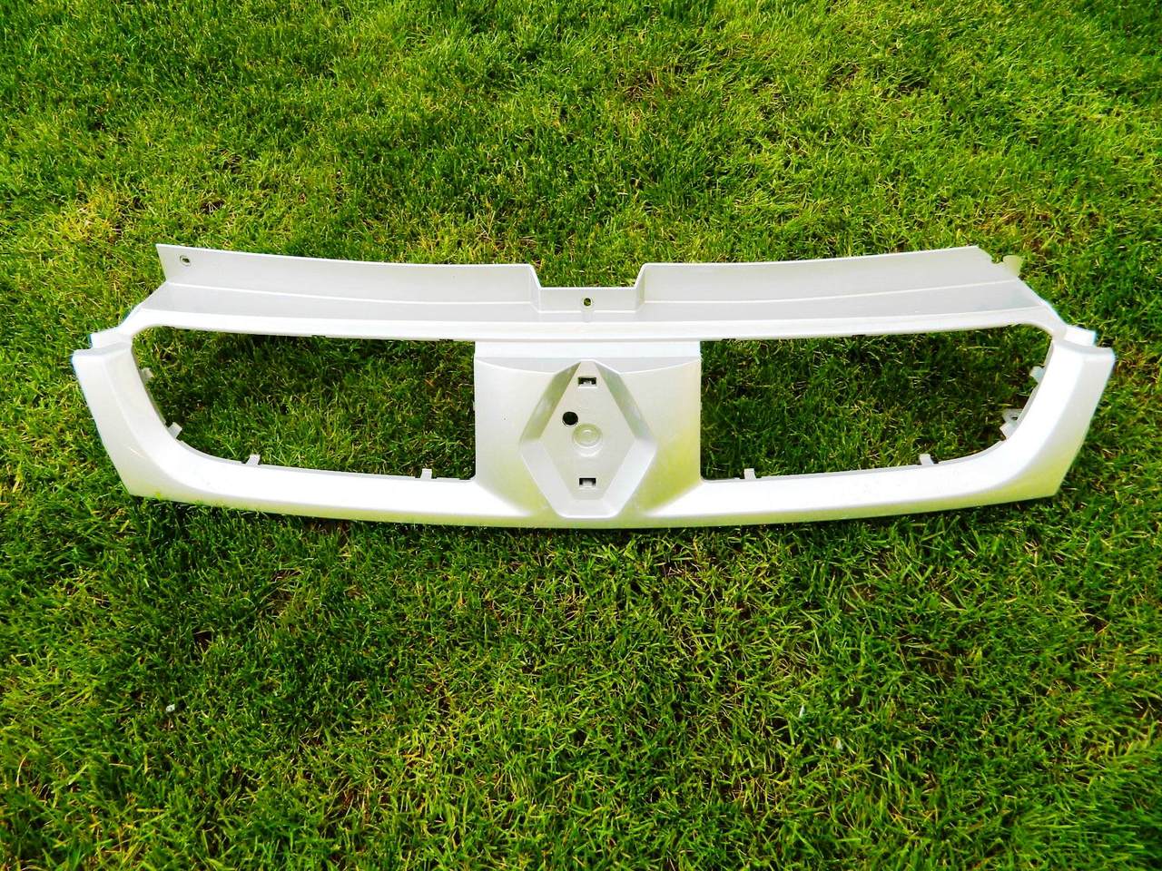 Grila Renault Traffic model 2001-2007 cod 8200204450