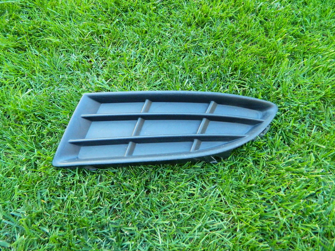 Grila stanga proiector Skoda Fabia model 2010-2015 cod 5J0807367A