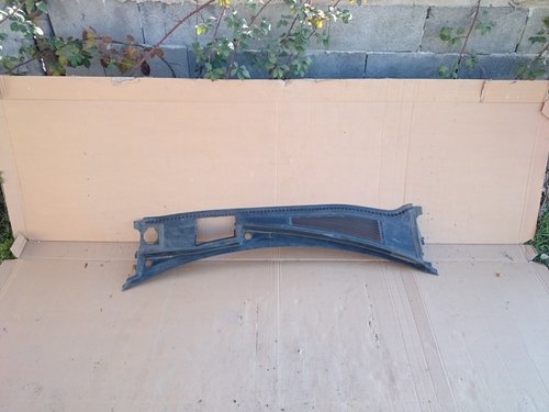 Grila stergatoare VW Touareg 3 lll (2018-2020) cod 761819403
