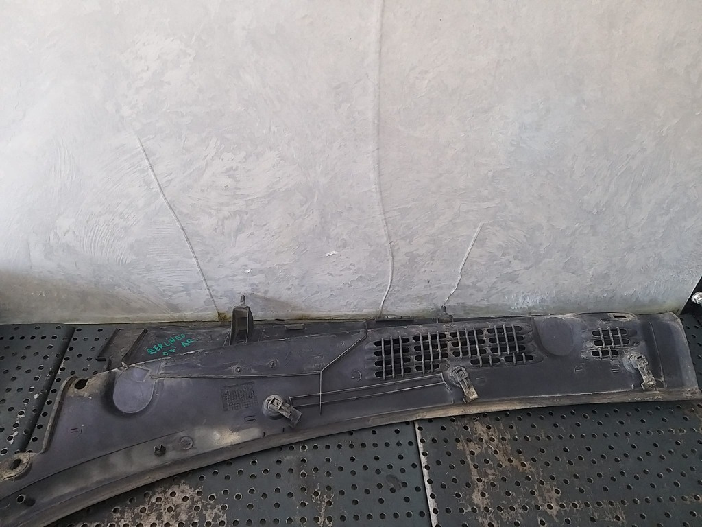Grila stergator dreapta citroen berlingo 9642405777