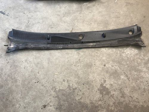 Grila stergator Navara D40 argintiu automat sedan 2006 (66862EB400)