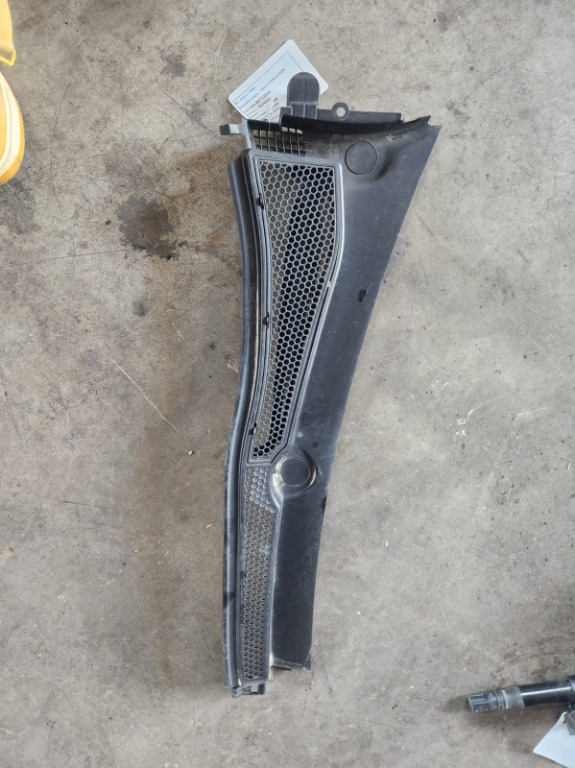Grila stergator Peugeot 208 1.2 an de fabricatie 2016 cod 9673303080