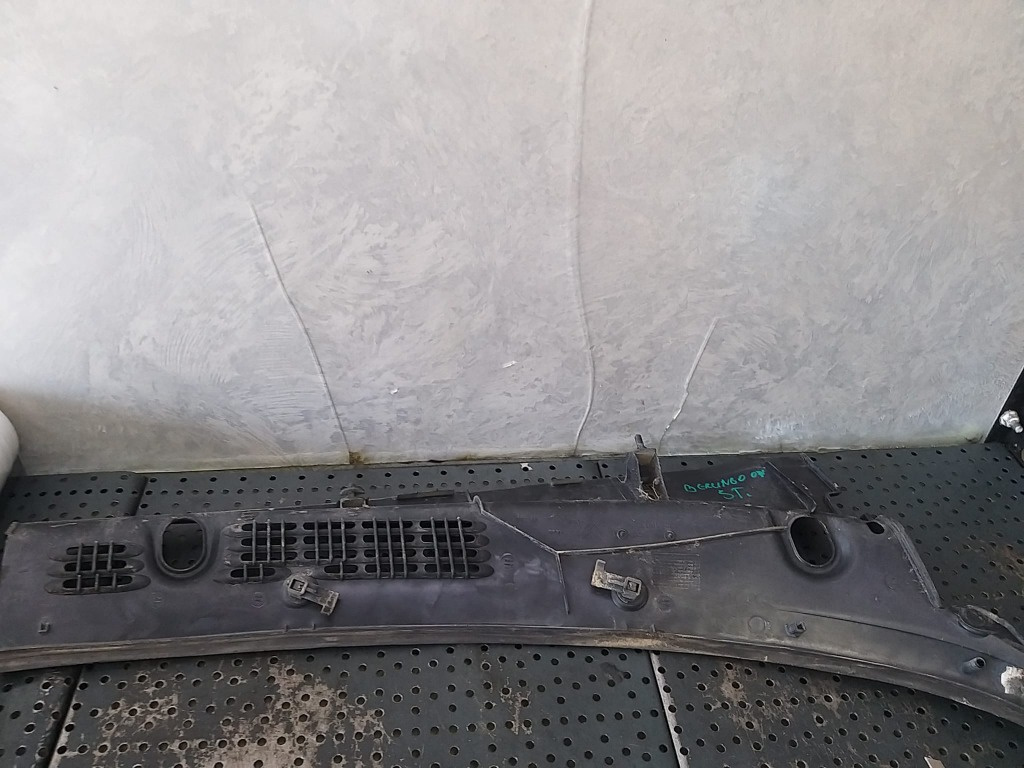 Grila stergator stanga citroen berlingo 9642405877