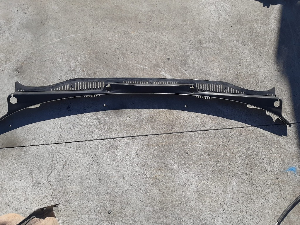 Grila stergator vw caddy 3 2k 2k0819403
