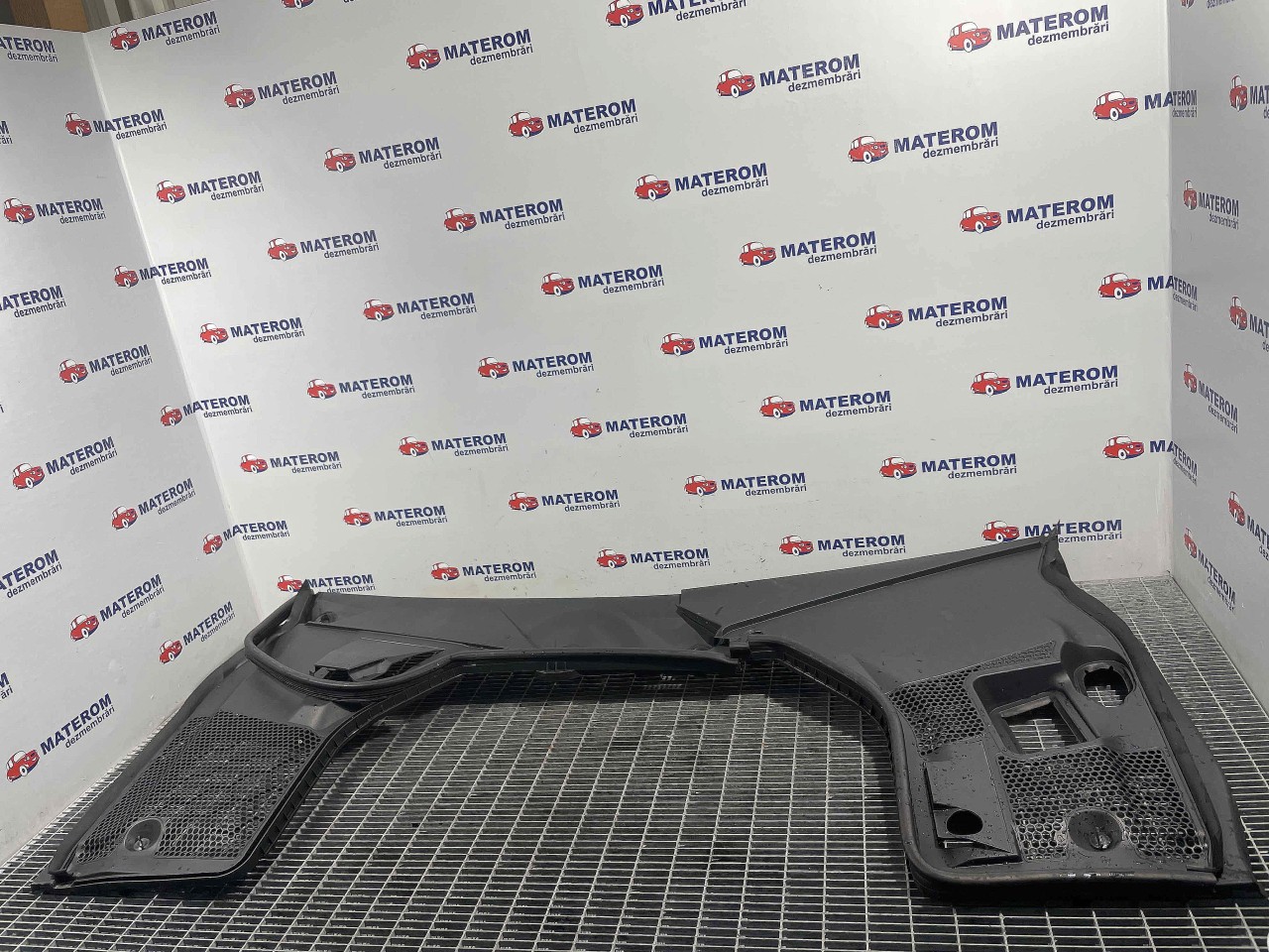 GRILA SUB PARBRIZ MERCEDES C-CLASS - - (2014 2018)