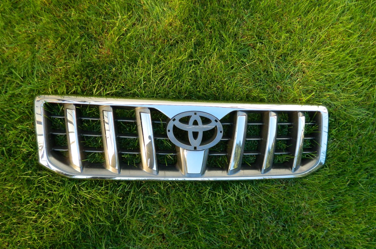 Grila TOYOTA LAND CRUISER 120 model 2003-2009 cod  53111-60570