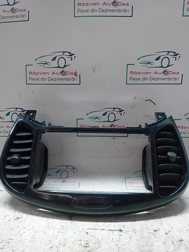 Grila ventilație centrală Nissan Juke 2014, 687501KE0A