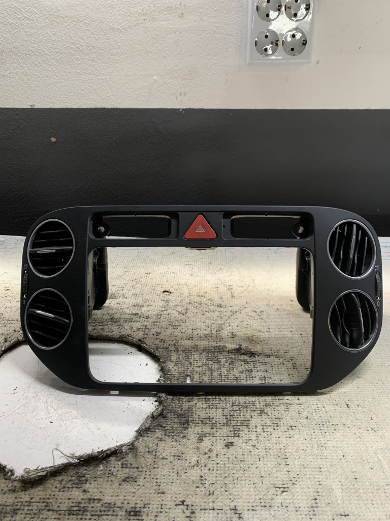 Grila ventilație centrală Volkswagen Golf 6 Plus 1.6 Motorina 2010, -