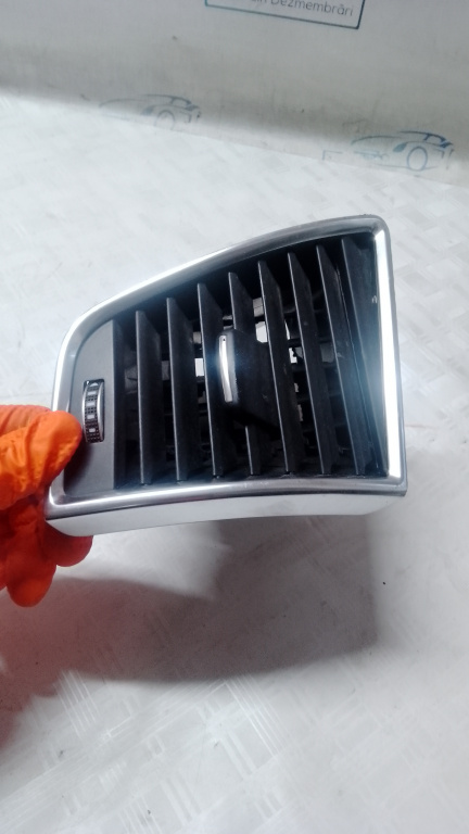 Grila ventilație dreapta Audi Q5 2.0 Motorina 2012, 8R2820902D