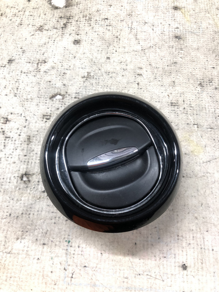 Grila ventilație dreapta Renault Clio 4 1.5 Motorina 2016, 687606325R
