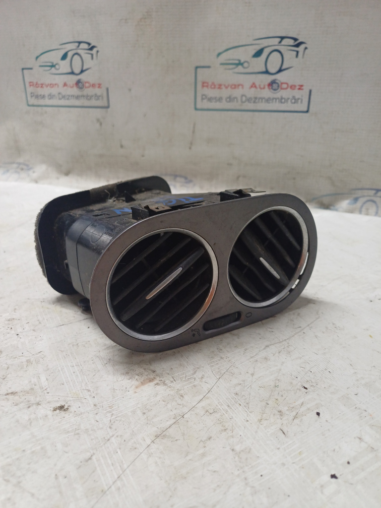 Grila ventilație dreapta Volkswagen Tiguan - Motorina 2008, 5M0819710 / MIC DEFECT
