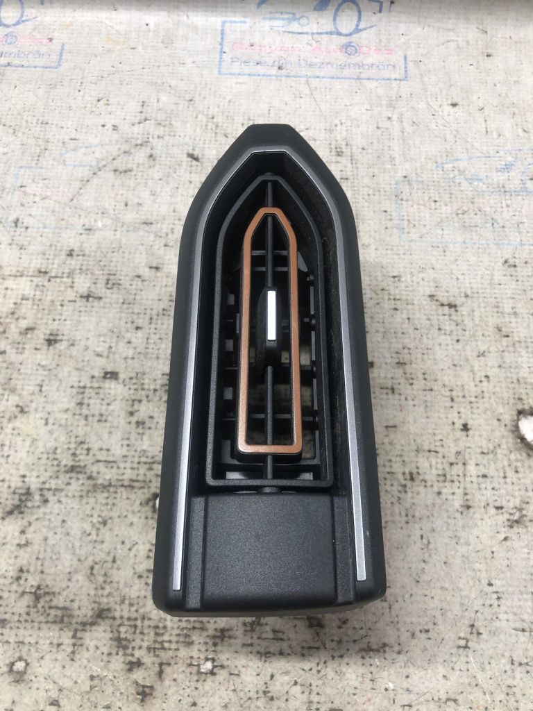 Grila ventilație stânga Dacia Sandero 3 1.0 Benzina 2022, 687613701R
