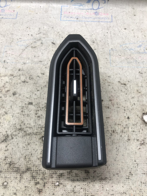 Grila ventilație stânga Dacia Sandero 3 1.0 Benzina 2022, 687613701R