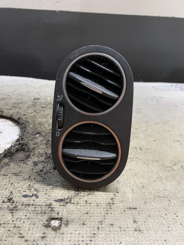 Grila ventilație stânga Volkswagen Golf 6 Plus 1.6 Motorina 2010, -