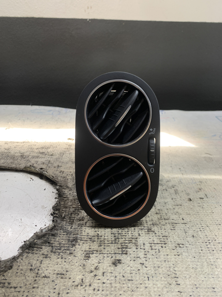 Grila ventilație stânga Volkswagen Golf 6 Plus 1.6 Motorina 2010, -