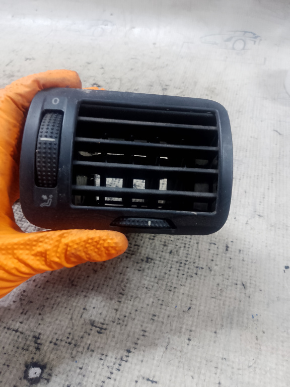 Grila ventilație stânga Volkswagen Passat B5 2005, 3B0819704D