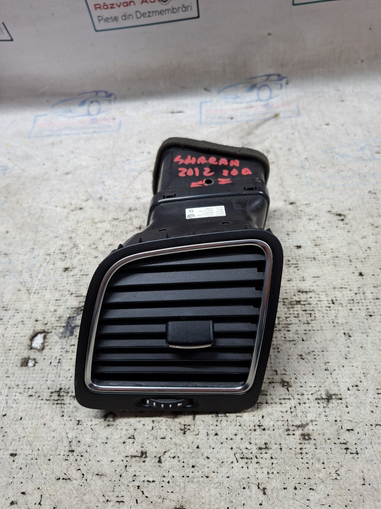 Grila ventilație stânga Volkswagen Sharan 2.0 Motorina 2012, 7N0819703D