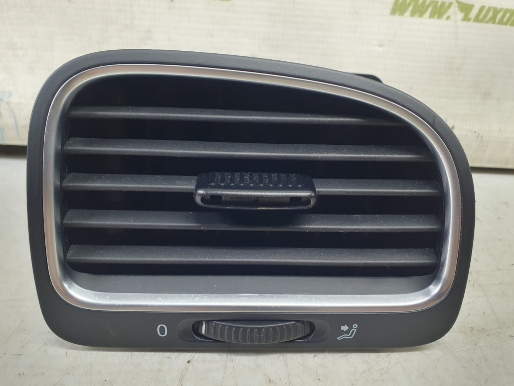 Grila ventilatie 5k0819710d Volkswagen VW Golf 6 [2008 - 2015] 1.6 tdi CAYC