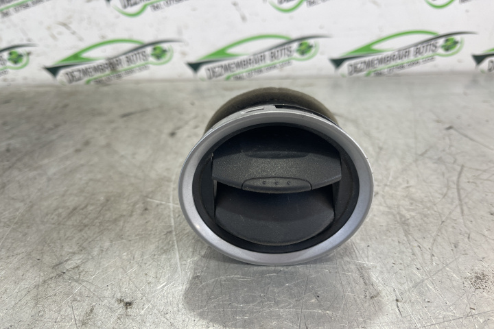 Grila ventilatie bord 7S6HA018B09 / 7S6H A018B09 Ford Fiesta 5 [2001 - 2007] Hatchback 3-usi 1.3 MT (70 hp)