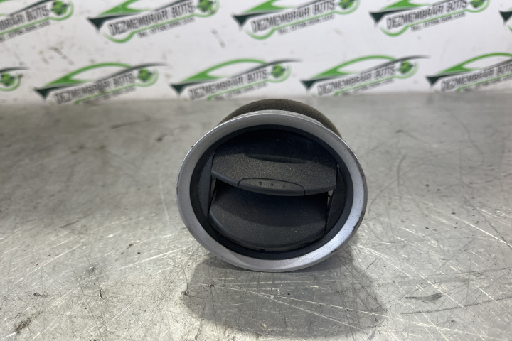 Grila ventilatie bord 7S6HA018B09 / 7S6H A018B09 Ford Fiesta 5 [2001 - 2007] Hatchback 3-usi 1.3 MT (70 hp)